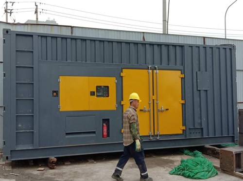 青海低温环境下，柴油发电机组电池的充电电压应如何调整？